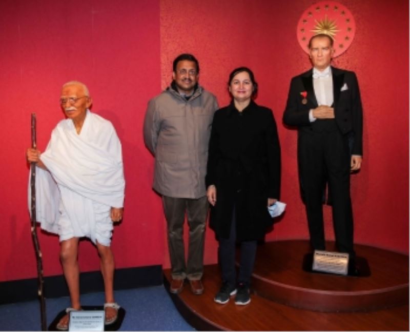 HİNDİSTAN ANKARA BÜYÜKELÇİSİ BALMUMU HEYKELLER MÜZESİNE HAYRAN KALDI