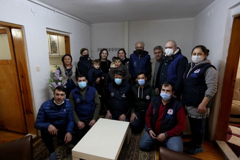 Kış günü evsiz kalan aileye Büyükşehir Sevgi Eli sahip çıktı