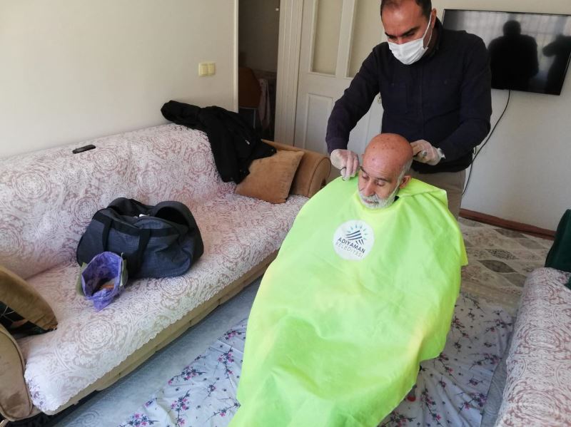 YAŞLI VE ENGELLİLERE EVDE TIRAŞ HİZMETİ DEVAM EDİYOR