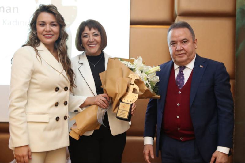 Yılın kadını ödülü Hemşire Araz’a
