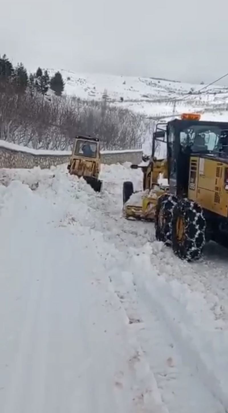 Yoğun kar yağışıyla kapanan yollar açmaya devam ediyoruz.