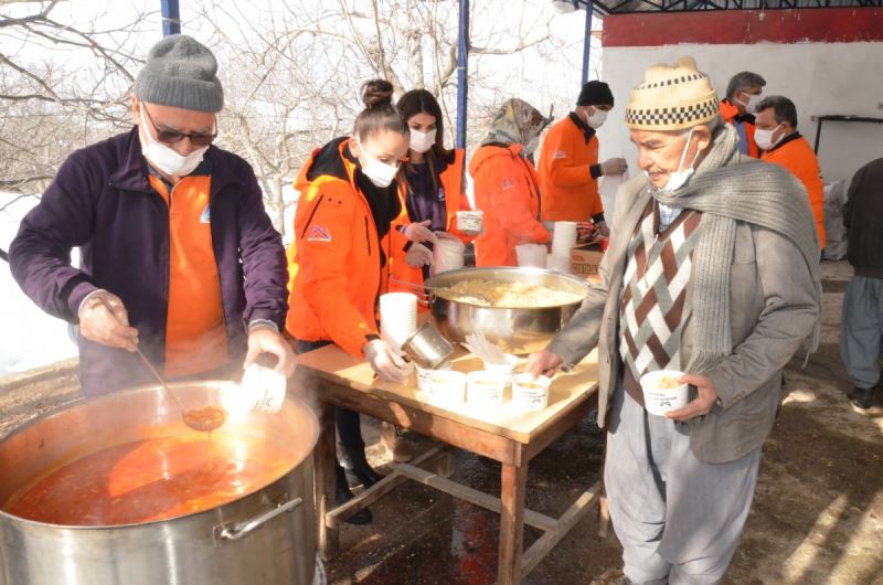 Büyükşehir’den Karla Kaplı Mahallede Vatandaşlara Sıcak Aş