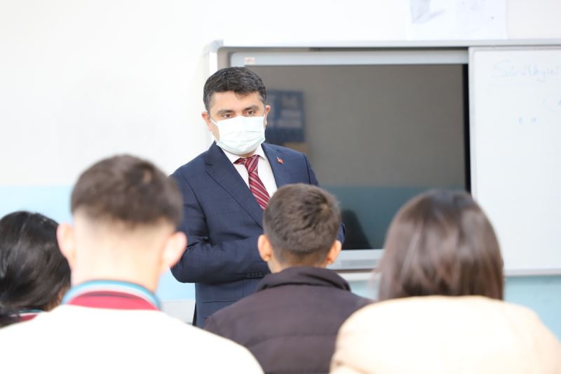 Kaymakam / Belediye Başkan V. Mehmet Tunç, Yarıyıl Tatilinin Bitmesi ile Birlikte Yunus Emre Anadolu Lisesini Ziyaret Etti.