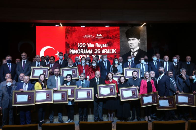 BAŞKAN ŞAHİN, GAZİ ŞEHRİN KAHRAMANLARINI GELECEĞE TAŞIYANLARI ÖDÜLLENDİRDİ