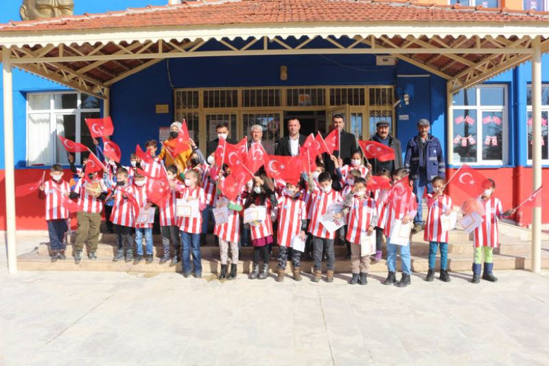 Başkan Böcek İbradılı öğrencilere  Antalyaspor forması hediye etti