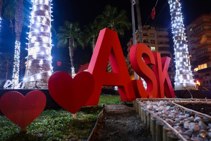 Büyükşehir’den 14 Şubat’a Özel Renkli Figürler