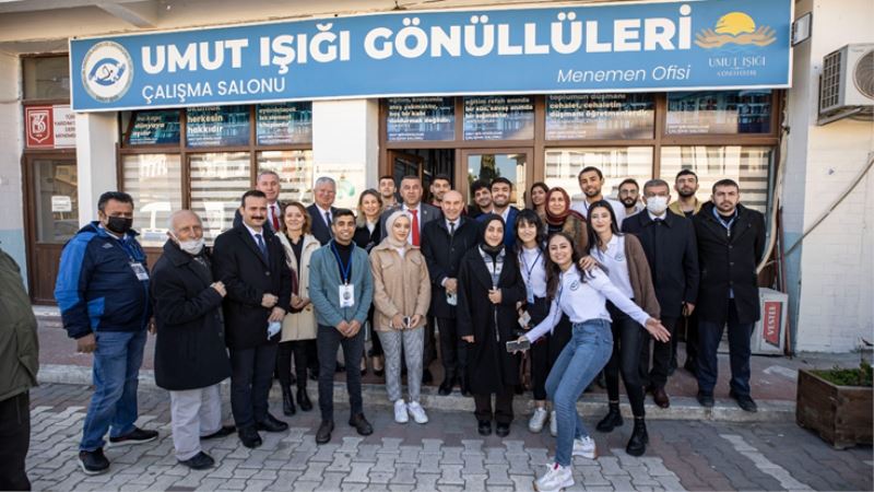 Başkan Soyer’den Menemen Umut Işığı Gönüllüleri Kütüphanesi’ne ziyaret