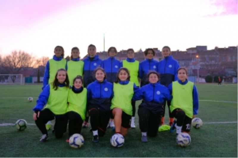 KADIN FUTBOL TAKIMI SIKI ANTRENMANLARLA MAÇLARA HAZIRLANIYOR