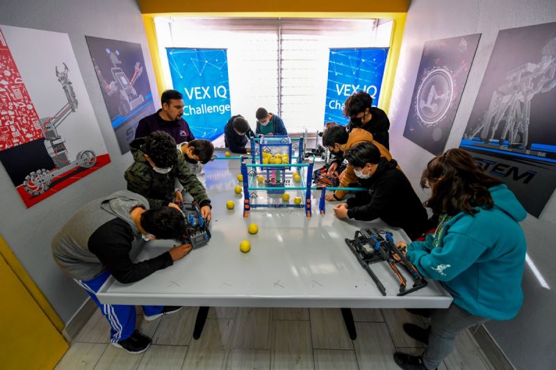 Mersin Büyükşehir’in Atölyesinde Çocuklar Robot Tasarlıyor