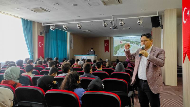Yazar Işık: “Geçmişini Bilmeyen Geleceğini İnşa Edemez”