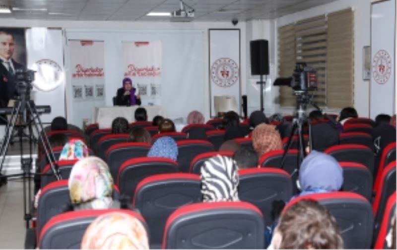 Gençler yazarlarla buluşuyor