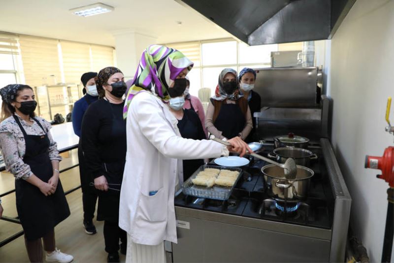 ATASEM’in aşçı adayları mutfakta     Suşi, Koşinya, Pelmeni yapıyorlar