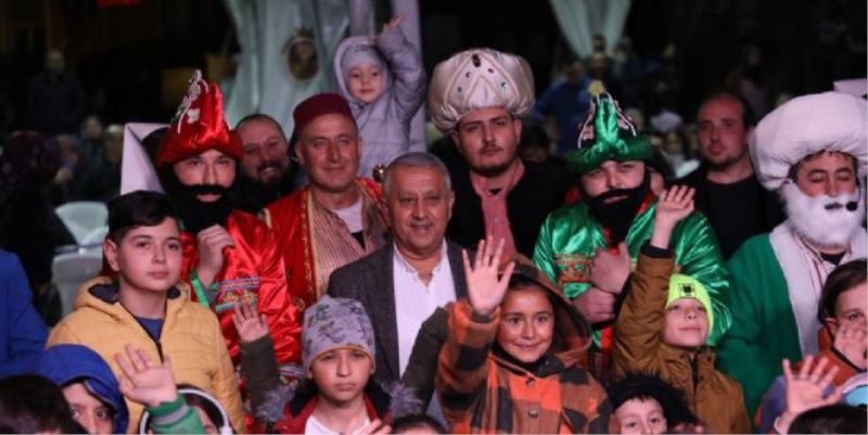ZEYBEK BAŞKAN ÇOCUKLARIN NEŞESİNE ORTAK OLDU