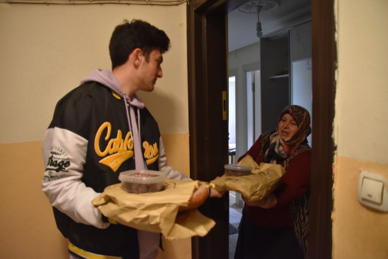 Yaşlılara pide ve hurma götürülüyor
