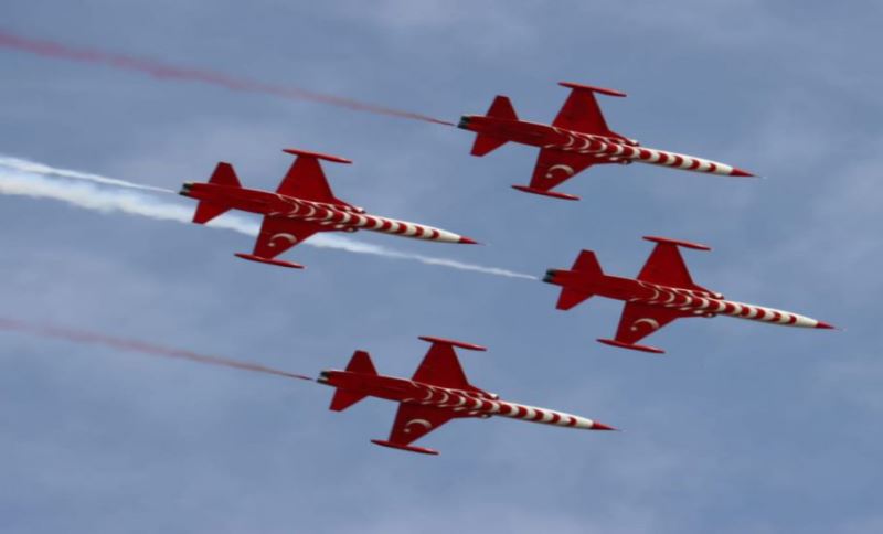 Türk Yıldızlar Ve Jöak Üzüm Salkımı Timi Şanlıurfa Semalarında Neses Kesen Gösteriye İmza Attı