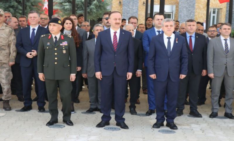 Tarihi Zaferin Yıl Dönümünde Şehitler Anıtına Çelenk Sunuldu