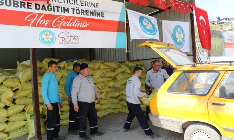 Büyükşehir Gördesli Üreticilere Gübrelerini Teslim Etti