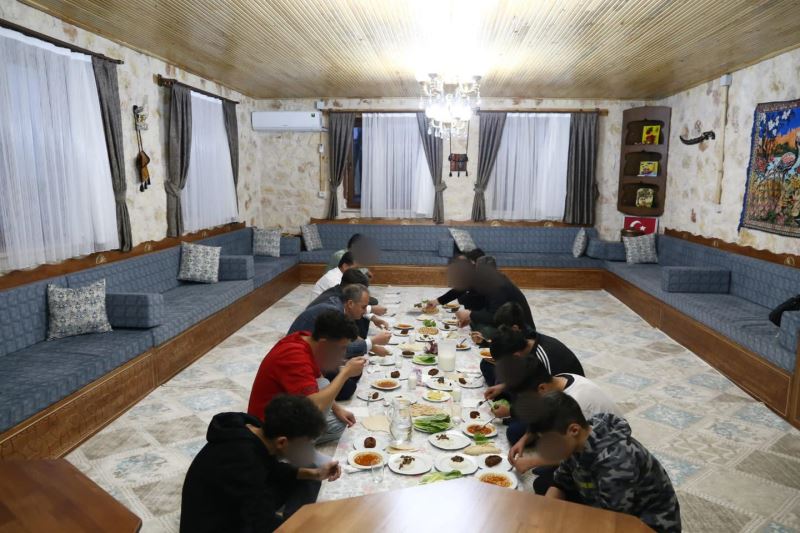 BAŞKANIMIZ, VATANDAŞLARLA VE SEVGİ ÇOCUK EVLERİNDEKİ ÇOCUKLARLA İFTAR AÇTI