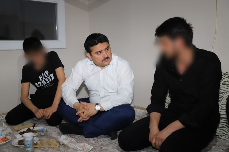 Kaymakam / Belediye Başkan V. Mehmet Tunç, Ramazan Ayında Cizreli Aileler ile Birlikte İftarını Açmaya Devam Ediyor.