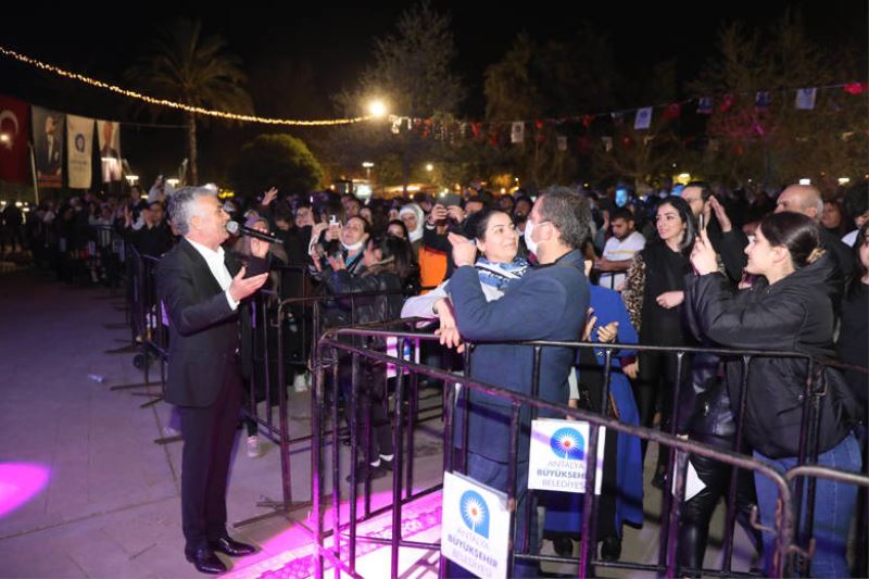 Büyükşehir’in Ramazan Etkinlikleri sürüyor     Diyarbakırlılar Gecesi halaylarla renklendi