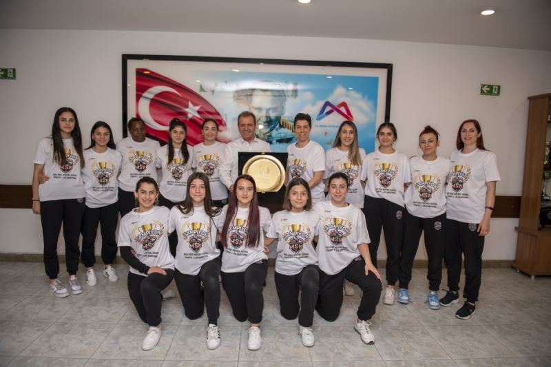 MSK’nın Şampiyon Kadın Hentbolcuları, Kupa Sevincini Başkan Seçer’le Paylaştı