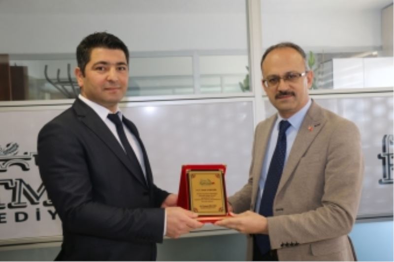 BAŞKAN YARDIMCISI BİLGİLİ’DEN PERSONELE PLAKET