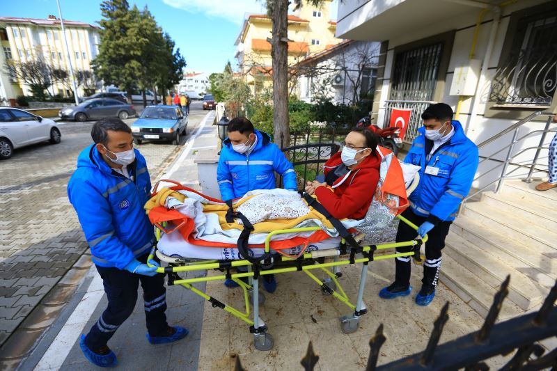 Büyükşehir, Evde Bakım ve Hasta Nakil Ambulansı hizmeti ile takdir topluyor