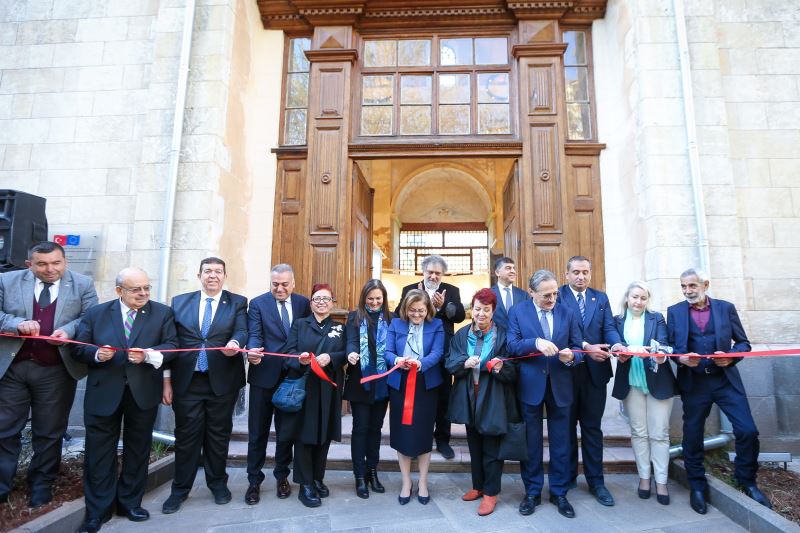 TÜRK ARKEOLOJİ VE KÜLTÜREL MİRAS ENSTİTÜSÜ’NDE İLK SERGİ AÇILDI