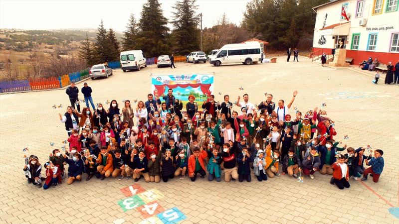 “Minik Minik Ellerim, Susuz Büyümez Düşlerim”