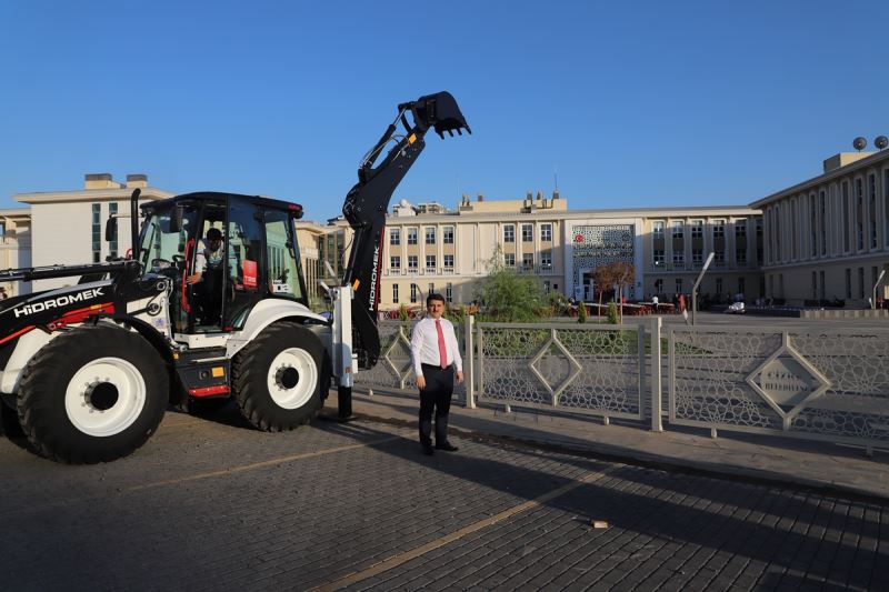 Türkiye Belediyeler Birliği’nden, Cizre Belediyemize Kepçe Hibe Edildi.