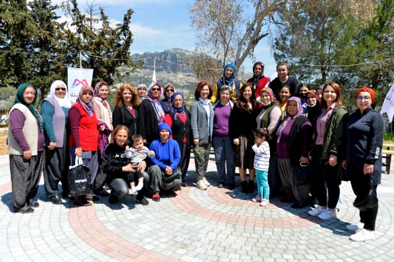 Mersin Büyükşehir’in Darısekisi’nde ‘Ekmek Üretimi Eğitimi’nin İlk Dersine Meral Seçer De Katıldı