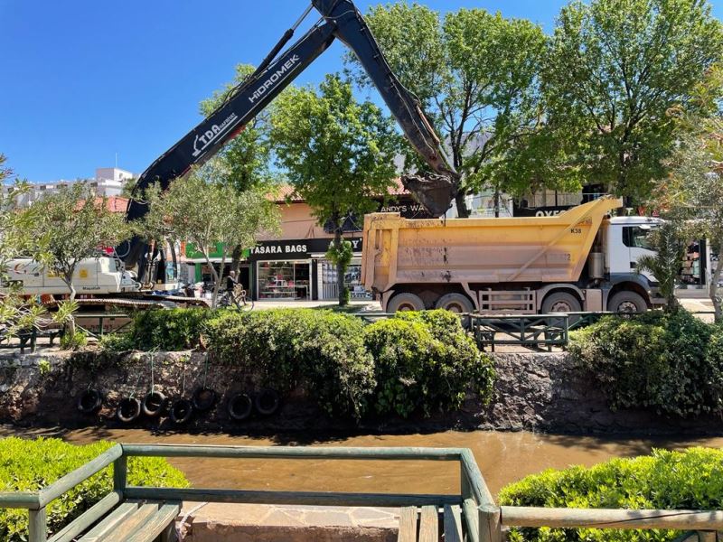 Marmaris’te ki Derelerden 4 Bin 50 Ton Balçık Çıkartıldı