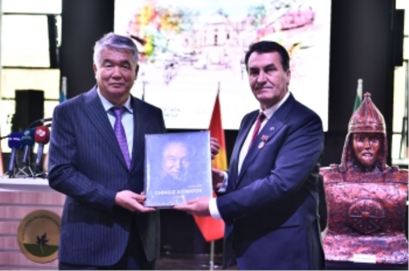 TÜRKSOY’dan Dündar’a Onur Madalyası