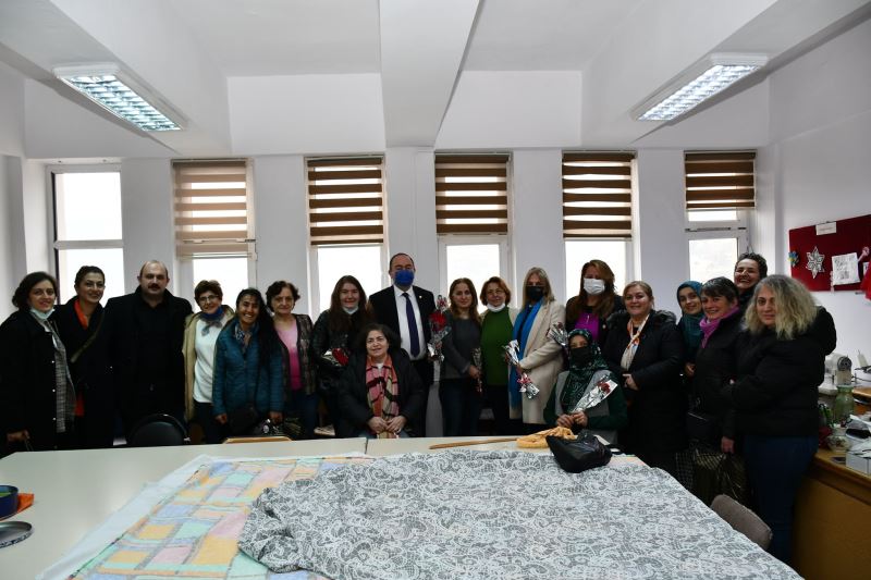 BAŞKAN ELÇİN, EMEKÇİ KADINLARA KARANFİL HEDİYE ETTİ