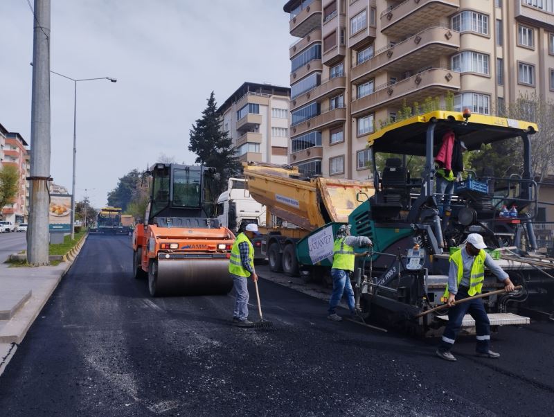 FEVZİ ÇAKMAK BULVARI’NDA KADEMELİ ASFALT YENİLEME ÇALIŞMALARI SÜRÜYOR