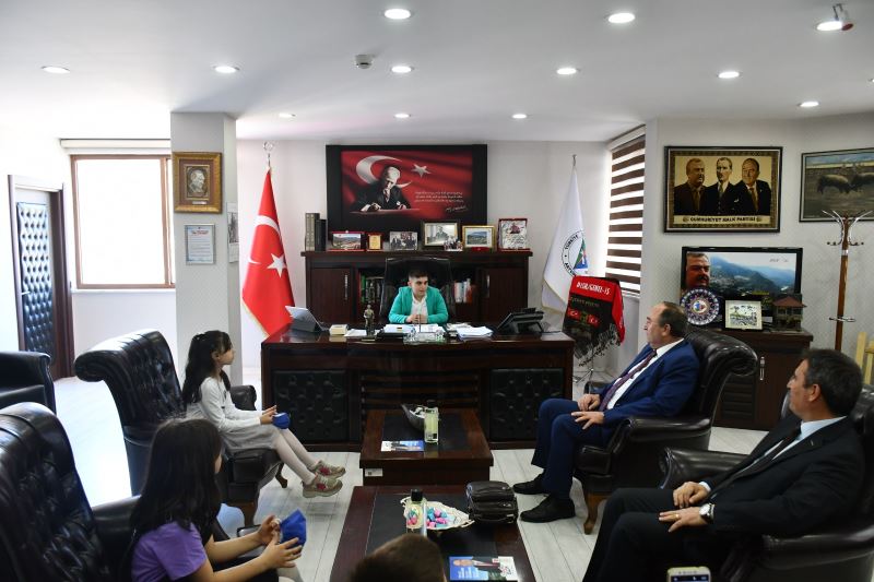 ÇOCUK BELEDİYE BAŞKANI MAKAM KOLTUĞUNA OTURDU