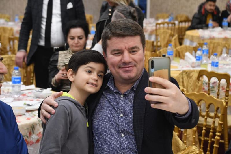 BAŞKAN DİNÇER BERBERLER VE KUAFÖRLER ODASININ İFTAR PROGRAMINDA ESNAFLARLA BULUŞTU