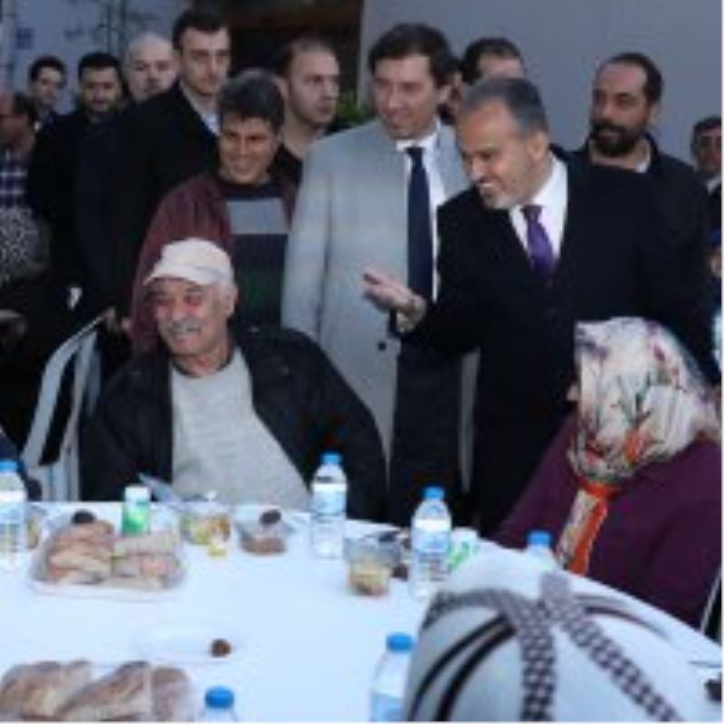 Tarihi meydan, iftar sofraları ile donatıldı