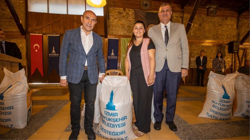 Başkan Soyer yem fiyatlarından canı yanan üreticiye desteğini sürdürüyor