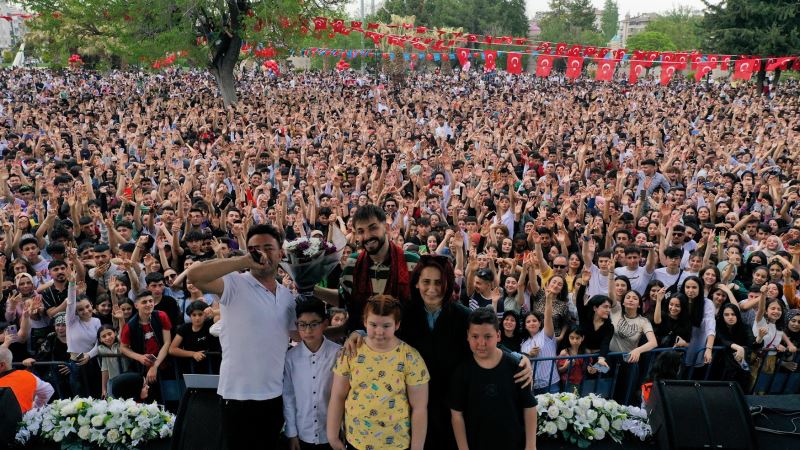 ÜNLÜ RAPÇİ SEFO, ŞARKILARIYLA GAZİ ŞEHRİ COŞTURDU