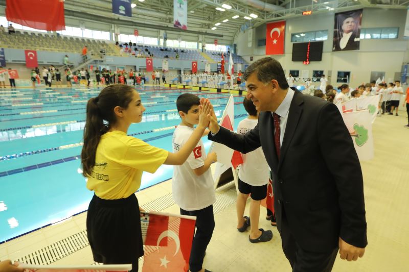 23 NİSAN YÜZME YARIŞLARINDA KULAÇ ATTILAR