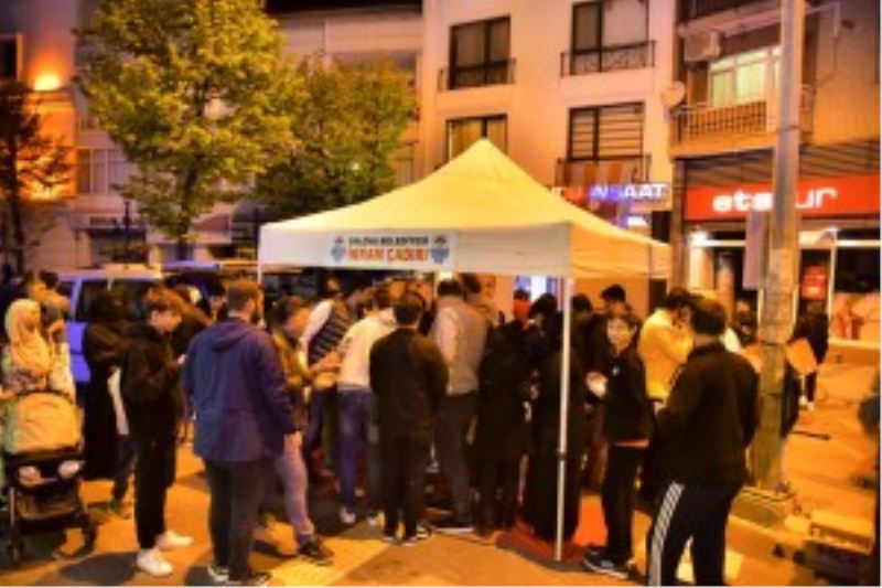 YALOVA BELEDİYESİ VATANDAŞLARA KANDİL SİMİDİ VE LOKUM İKRAM ETTİ