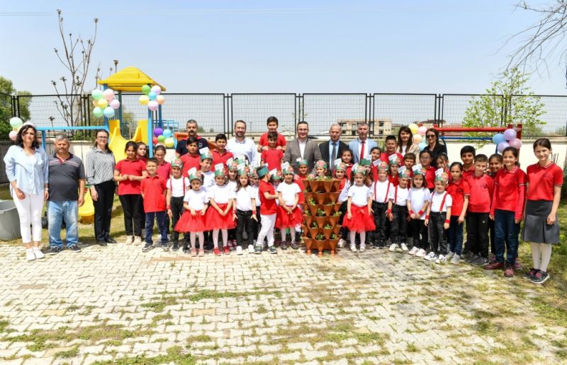 KOMPOSTLAR TOPLANIYOR ÇİLEKLER BÜYÜYOR