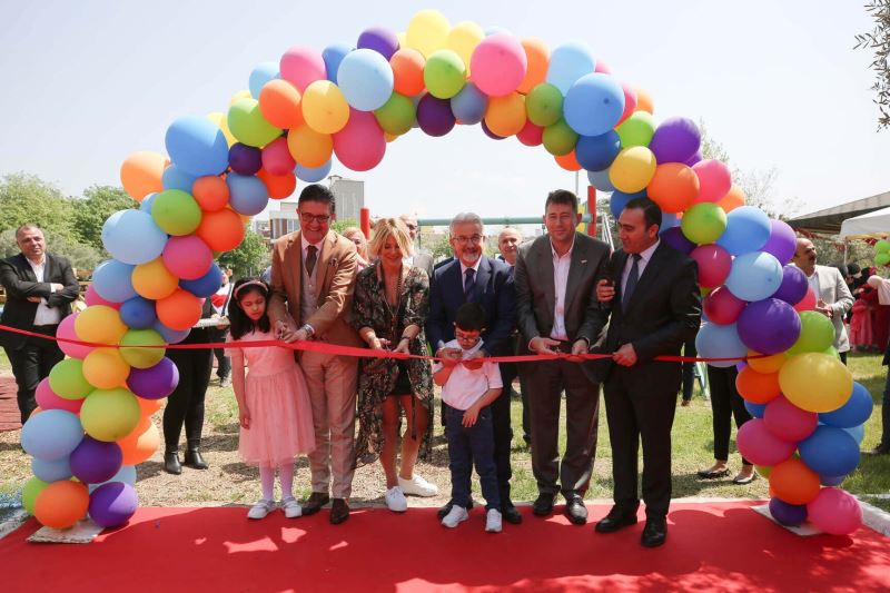 Özel çocukların parkı dayanışmayla yenilendi