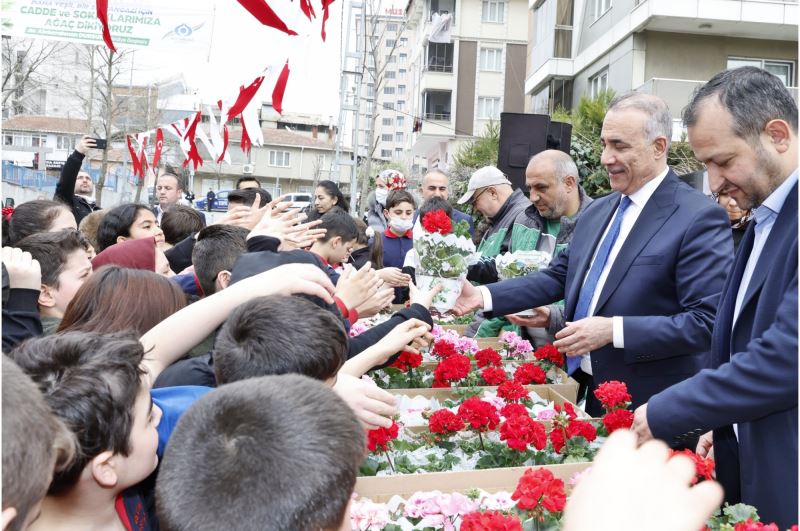 Sultangazi Belediye Başkanı Dursun, Çocuklarla El Ele Ağaç Fidelerini Toprakla Buluşturdu