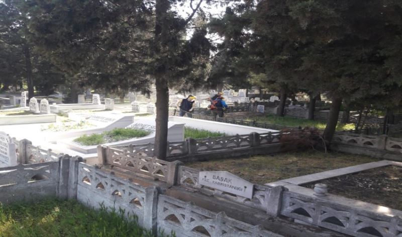 Keşan Belediyesi mezarlıkları bayrama hazırlıyor