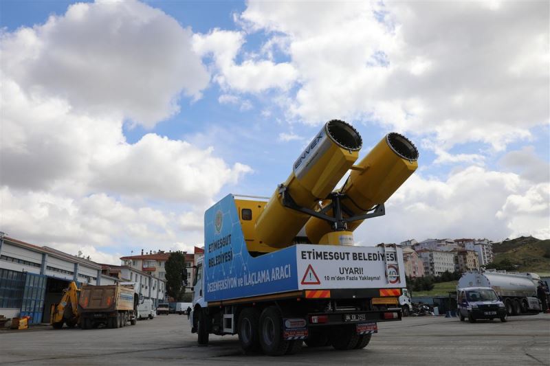 HEM KORONAVİRÜS HEM DE SİNEKLE MÜCADELE EDİYOR
