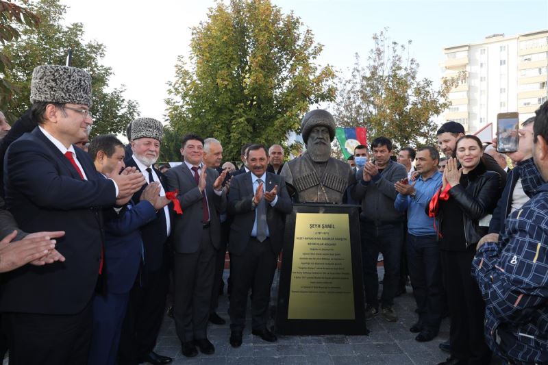 ŞEYH ŞAMİL PARKI´NDA ŞEYH ŞAMİL BÜSTÜ AÇILDI