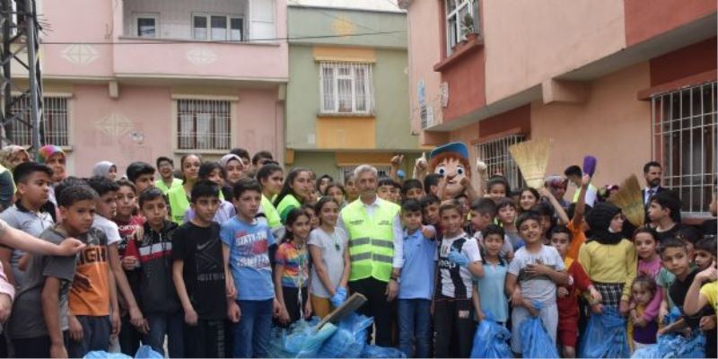 Belediyemizden Evinin Önünü Temiz Tutan Vatandaşlara Temizlik Seti