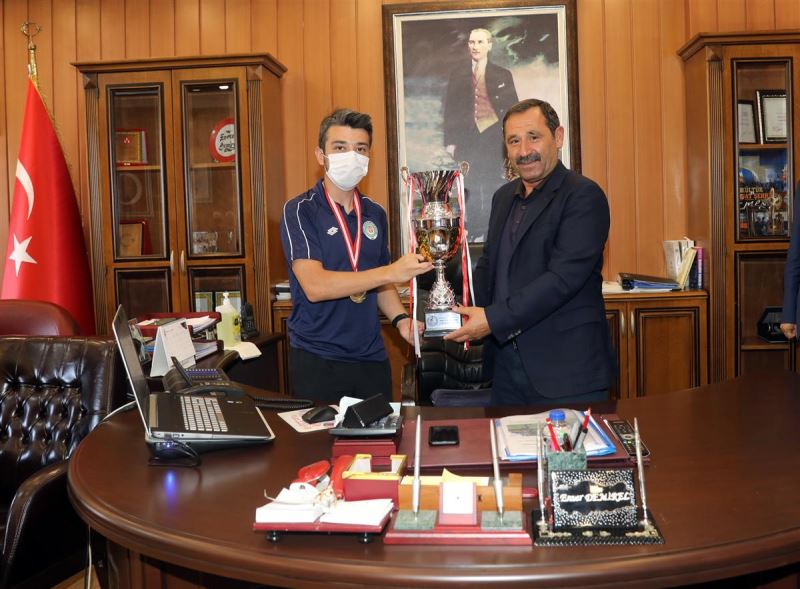 BAŞKAN DEMİREL TÜRKİYE ŞAMPİYONLARINI AĞIRLADI